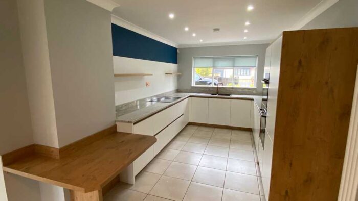 Modern Slab Cream Kitchen with Wooden Breakfast Bar – Neff Samsung Elica Appliances – Granite Worktops