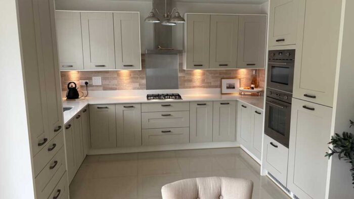 Symphony Stone Shaker Kitchen – Smeg Appliances – White Granite Worktops - 3833081