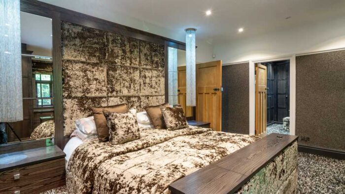 The Wood Works Luxury Four Panel Shaker Stained Oak Master Bedroom and Matching Walk-in Wardrobe Dressing Room with En-Suite Bathroom