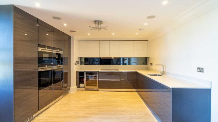 Hacker Modern Slab Graphite Grey Wood Grain & Cream Gloss Kitchen – Siemens Caple Appliances – Quartz Worktops - 3833122