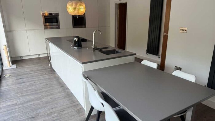 Modern Slab Off White Gloss J Handled Kitchen inc Island & Dining Table – 3833140