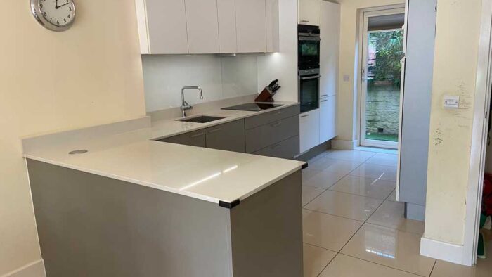 Poggenpohl Modern Slab Dove Grey & Cream Kitchen with Peninsula – Siemens Appliances – Quartz Worktops