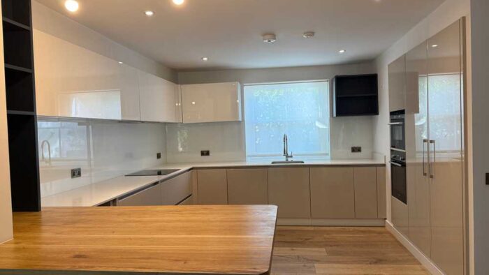 Bontempi Cucina Modern Slab Taupe & White Gloss Kitchen with Breakfast Table – Bosch Siemens AEG Appliances – Quartz Worktops - 3833157