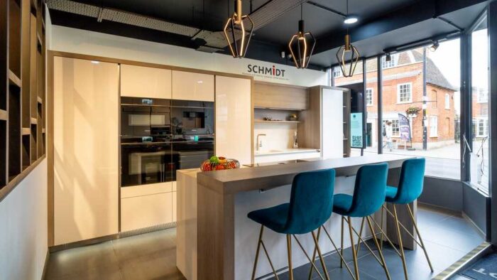 Ex Display Schmidt Strass White High Gloss & Arcos Matt Kitchen with Island – Siemens Caple Appliances – Silestone Calacatta Gold Worktop