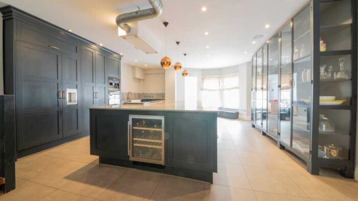 Sola Midnight Blue Shaker Kitchen and Island with Breakfast Table inc Dining Table & Chairs – Gaggenau Miele Appliances